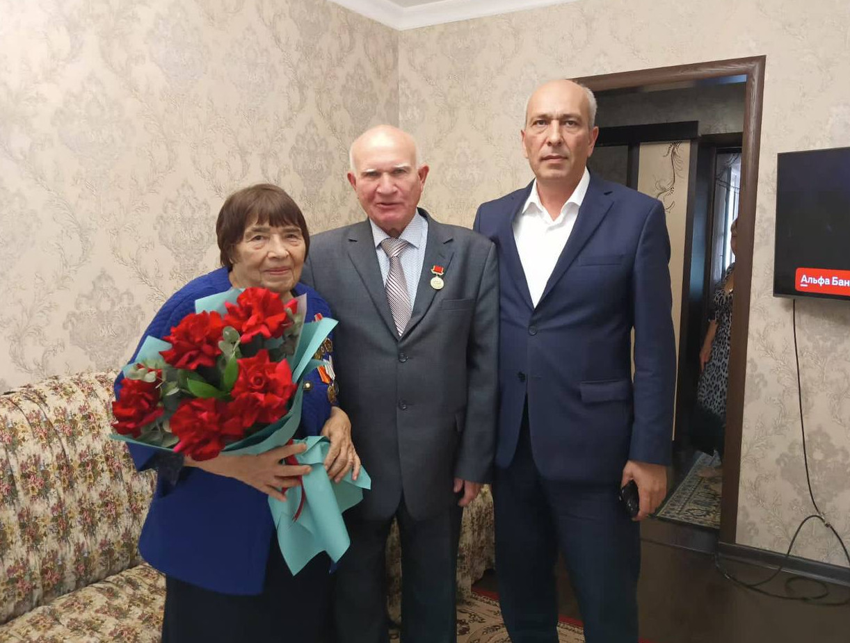 Поздравление ветеранов со значимыми в их жизни датами стало уже доброй традицией в ГБУ РД КЦСОН в МО "город Дербент".